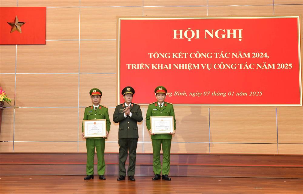 Deputy Minister Le Quoc Hung presents certificates of merit to outstanding individuals.