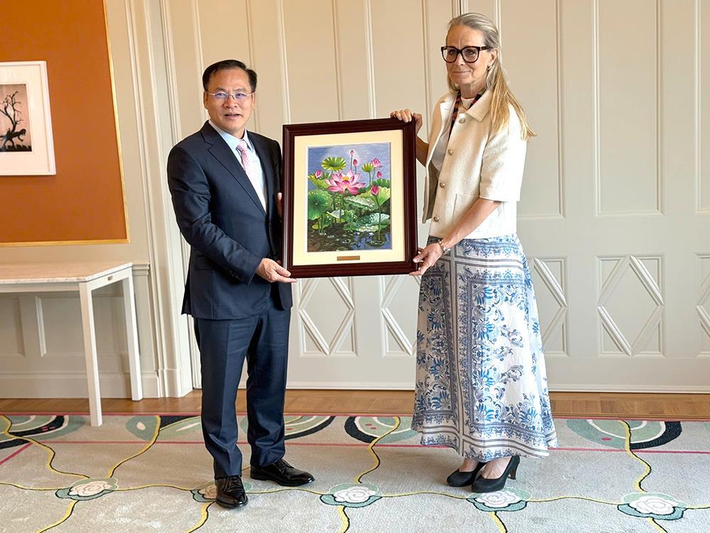 Deputy Minister Nguyen Van Long presents Swedish Deputy Minister of Justice Charlotte Kugelberg with souvenirs.