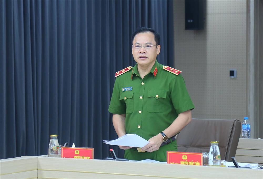 Deputy Minister Nguyen Van Long presides over discussions.
