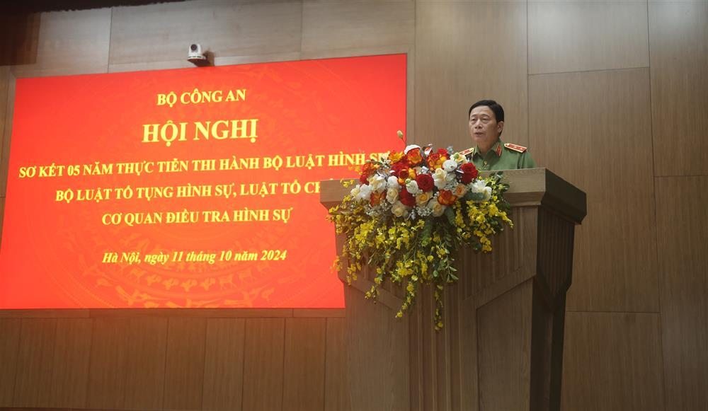 Deputy Minister Le Quoc Hung delivers opening speech.