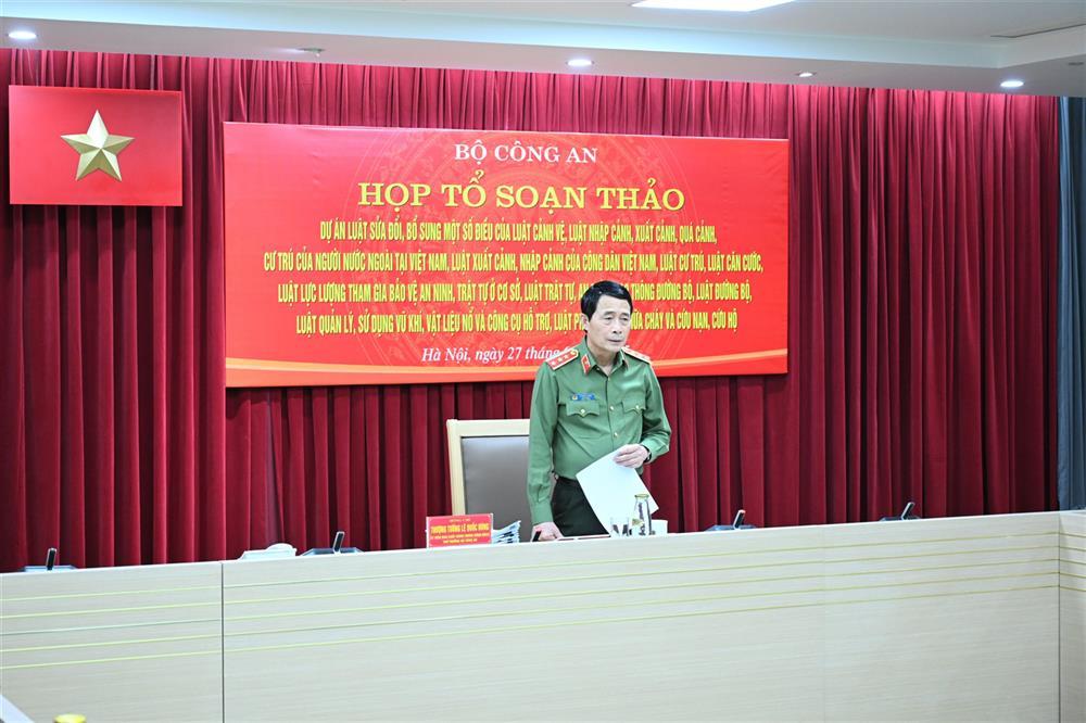 Deputy Minister Le Quoc Hung concludes the meeting.