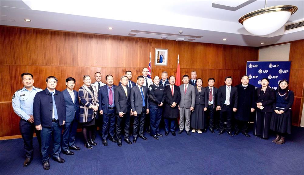 The two delegations at the working session.