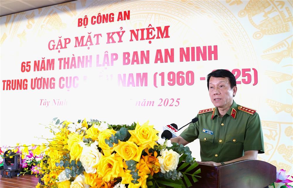 Minister Luong Tam Quang speaks at the program.