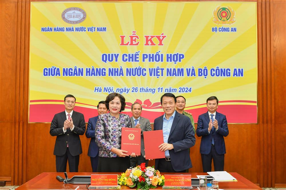 Minister Luong Tam Quang, Governor Nguyen Thi Hong sign coordination regulations.