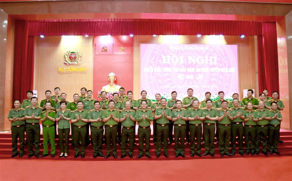 Delegates join group photo.