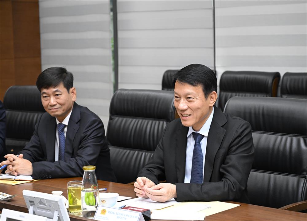 Minister Luong Tam Quang speaks at the meeting.