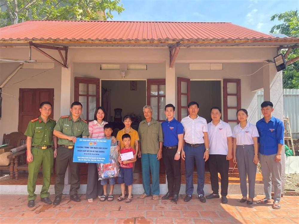 Delegates presents gift to Vu Thai Duong, a children supported by local Youth Union chapters.