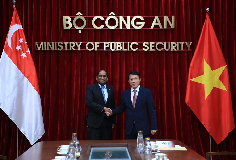 Minister Luong Tam Quang meets with Singaporean Ambassador Jaya Ratnam.