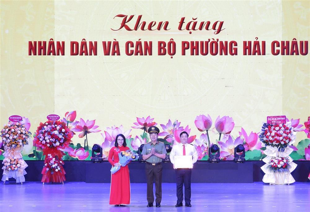 Deputy Minister Tran Quoc To presents Minister of Public Security’s Certificate of Merit to officials and people of Hai Chau Ward.