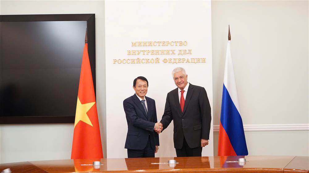 Minister Luong Tam Quang meets with Russian Minister of Internal Affairs Vladimir Kolokoltsev.