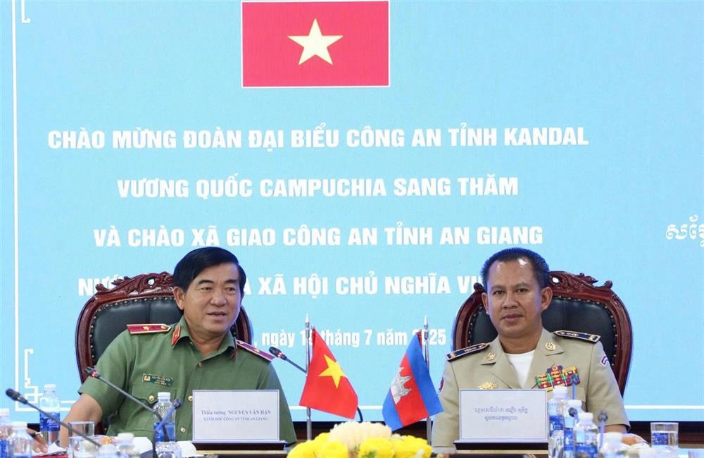 Major General Nguyen Van Han, Lieutenant General Chseaun Sokchetta co-chair the working session.