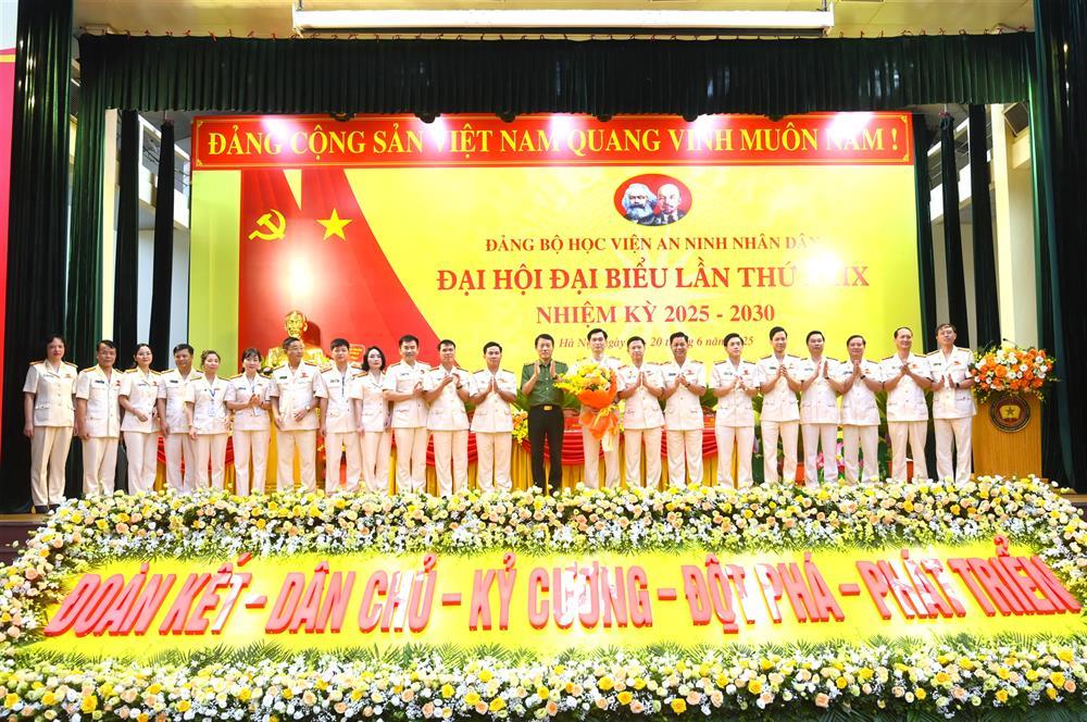 Minister Luong Tam Quang congratulates newly elected executive committee.