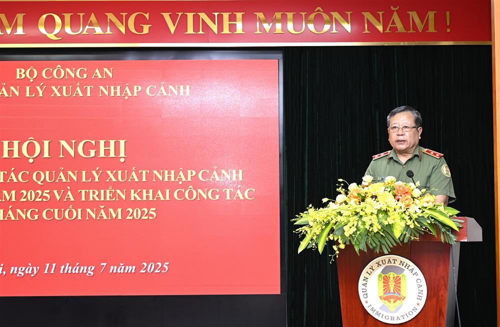 Lieutenant General Pham Dang Khoa chairs the meeting.