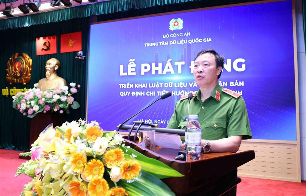 Major General Nguyen Ngoc Cuong speaks at the ceremony.