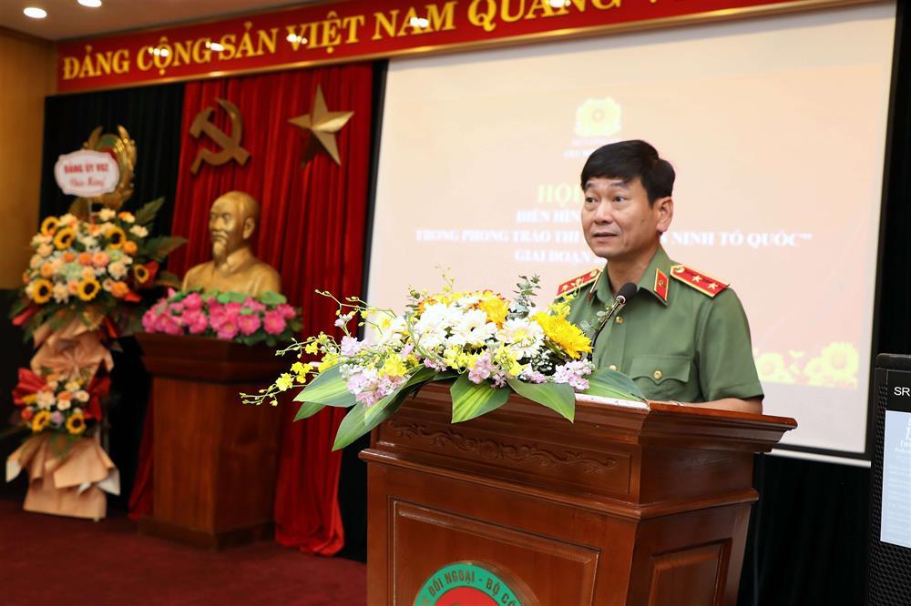 Director of Department of Foreign Relations Lieutenant General Dang Xuan Hong addresses the meeting.