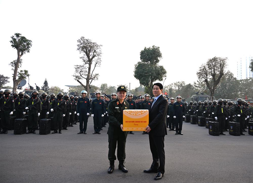 President Luong Cuong presents Tet gifts to police officers and enlistees.