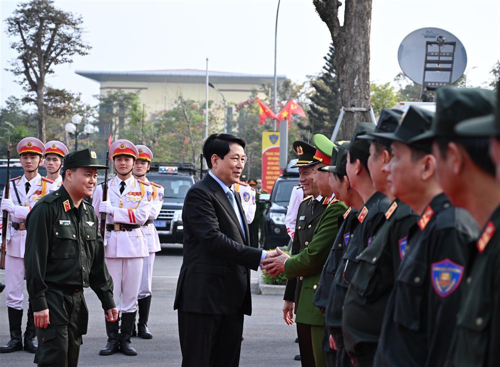 President Luong Cuong extends Tet regards to Mobile Police Command.