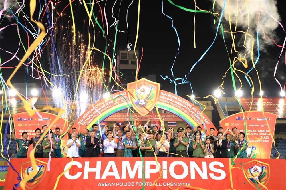 Deputy Minister Tran Quoc To presents championship trophy to Vietnamese Police II.