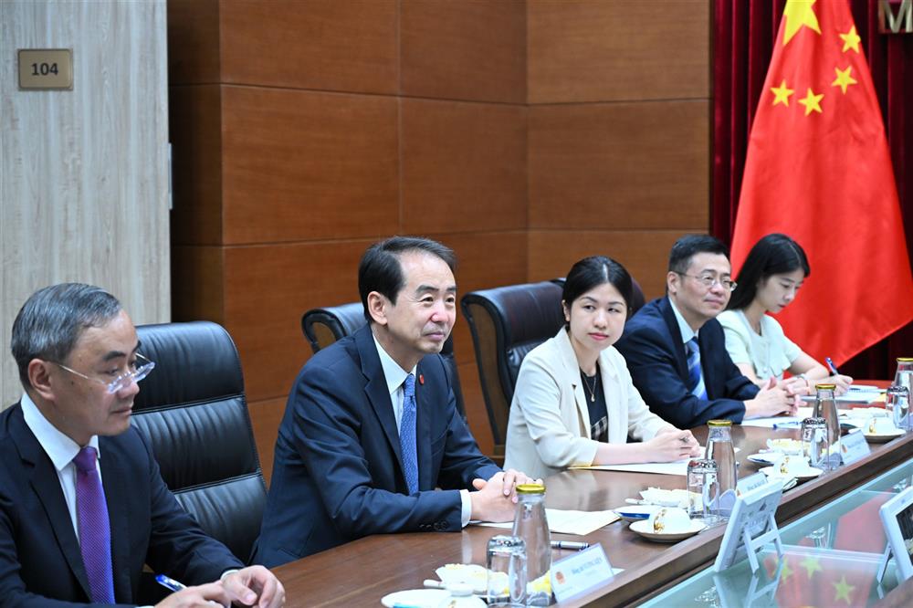 Ambassador He Wei speaks at the meeting.