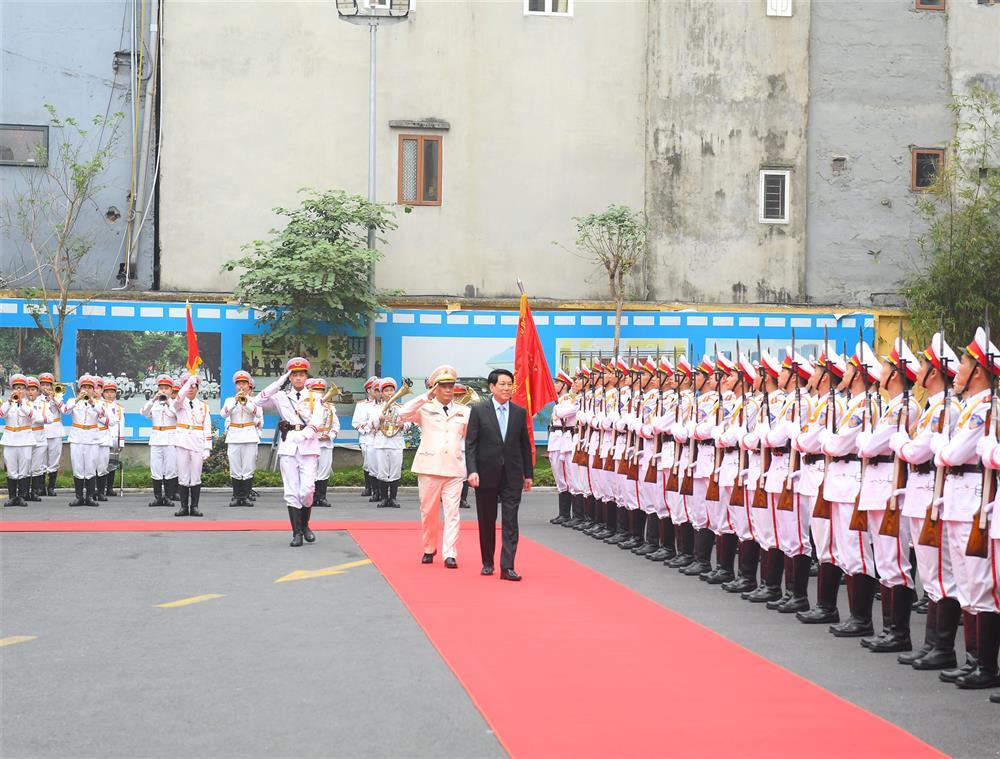 President Luong Cuong reviews Guard of Honor.