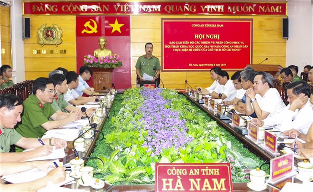 Director of Ha Nam Provincial Police Department Senior Colonel To Anh Dung speaks at the meeting.