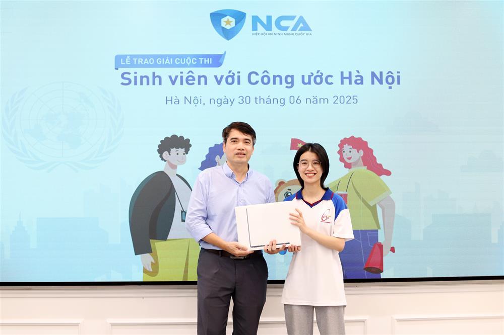 First Prize awarded to a student from the Posts and Telecommunications Institute of Technology.