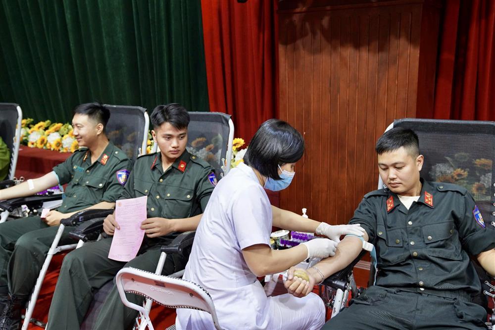 Hoa Binh police officers join the program.