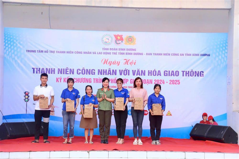 Binh Duong Provincial Police Department’s Youth Union chapter give driving school tuition fee vouchers to young workers.