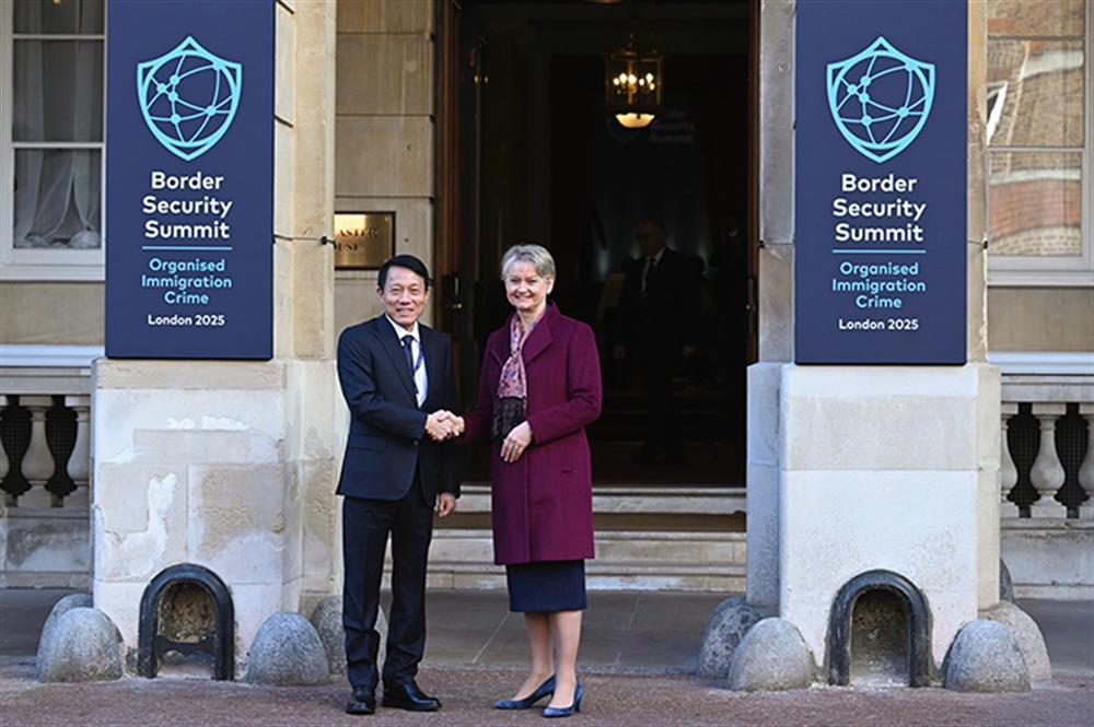 Minister Luong Tam Quang meets with UK Home Secretary Yvette Cooper.