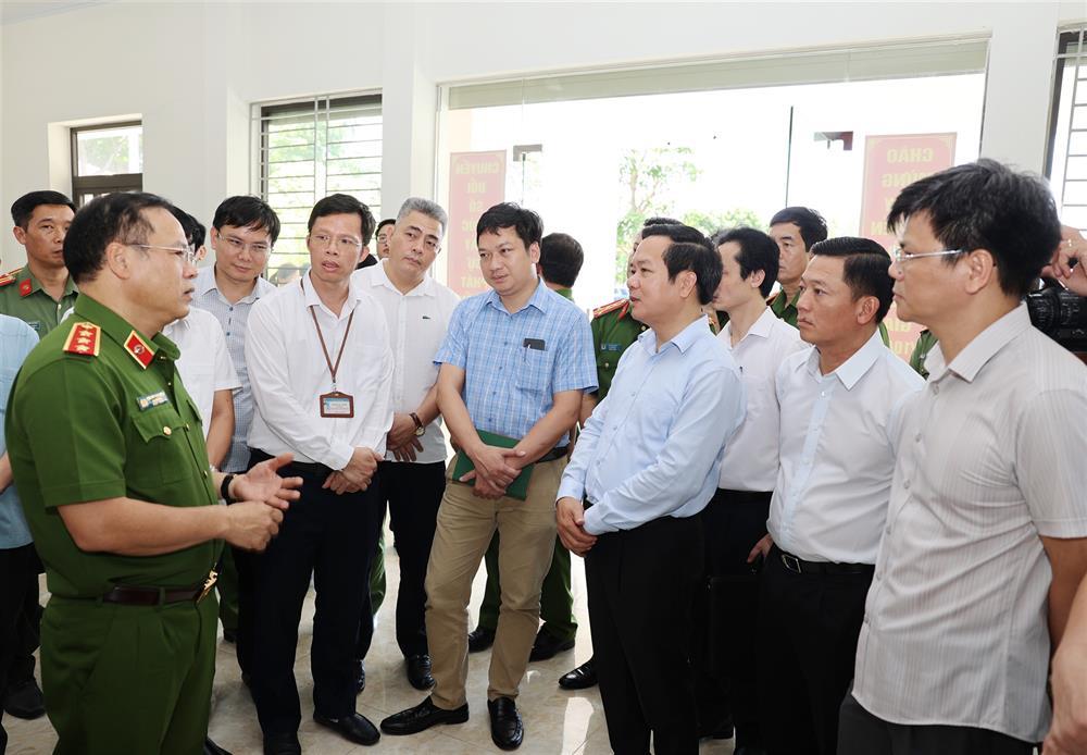 Deputy Minister Nguyen Van Long visits Ninh Binh Provincial Public Administration Service Center. 