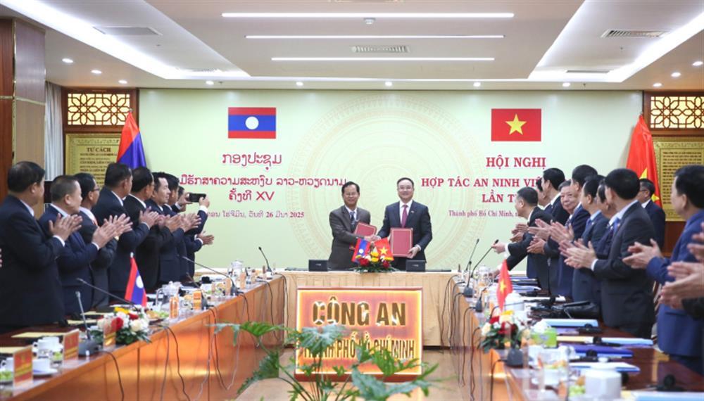 Two head delegates sign Memorandum of 15th Vietnam–Laos Security Cooperation Conference.
