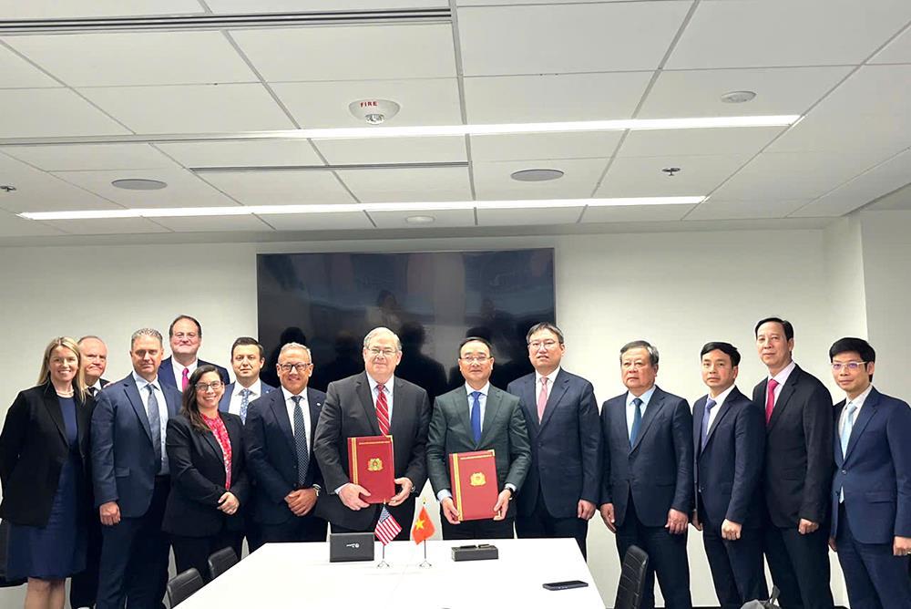 Deputy Minister Pham The Tung and Lockheed Martin Vice President Jeff White exchange cooperation documents.