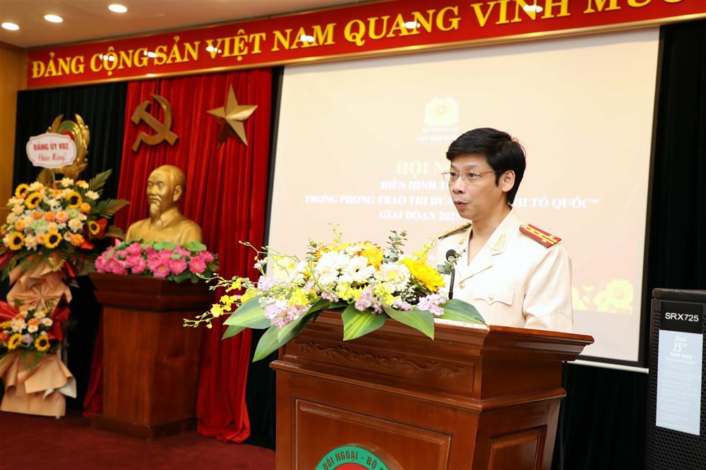 Deputy Director of Department of Foreign Relations Senior Colonel Nguyen Minh Hieu presents summary report.