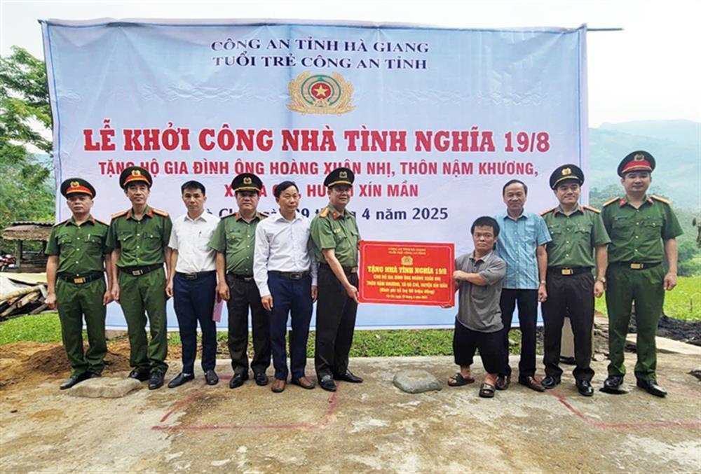 Deputy Director of Ha Giang Provincial Police Department Senior Colonel Hoang Van Manh presents financial support to Mr. Hoang Xuan Nhi.