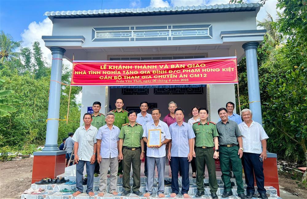 Delegates hand over home of compassion to Mr. Pham Hung Kiet.