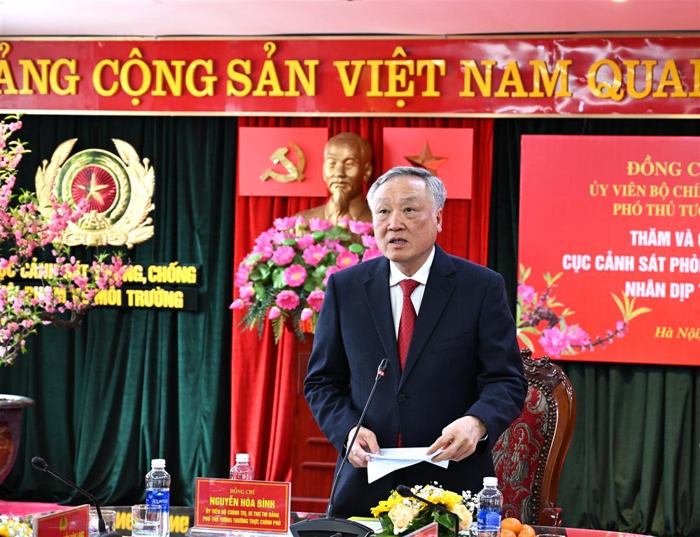 Permanent Deputy Prime Minister Nguyen Hoa Binh speaks at the meeting.