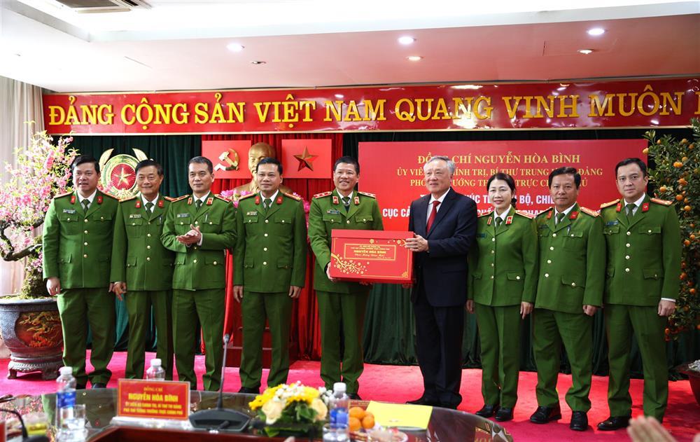 Permanent Deputy Prime Minister Nguyen Hoa Binh presents Tet gifts to Environmental Police Department.