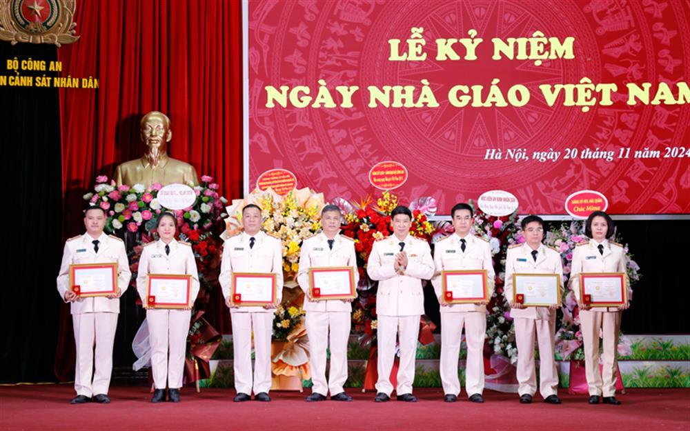 Lieutenant General Tran Minh Huong presents “For the Cause of Education” medals to outstanding lecturers.