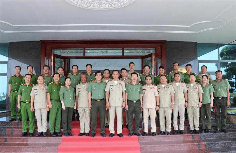 Delegates join group photo.