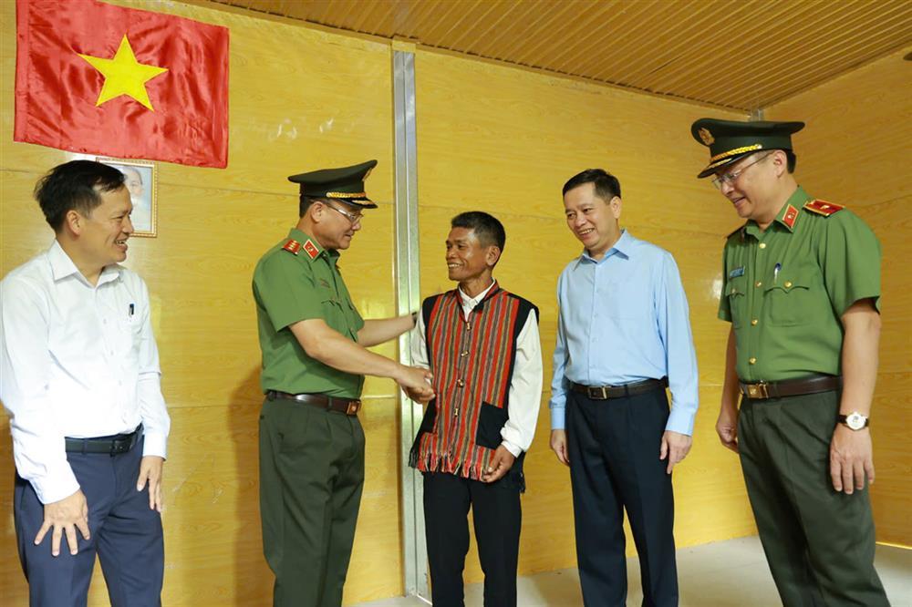 Deputy Minister Pham The Tung encourages beneficiary families.