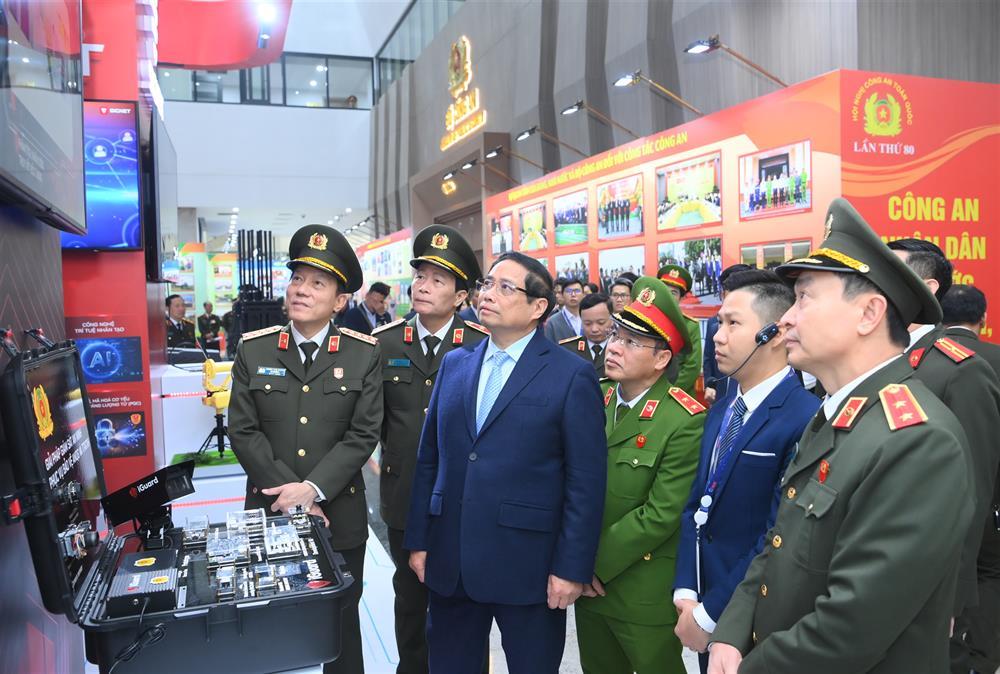 PM Pham Minh Chinh visits exhibition area.