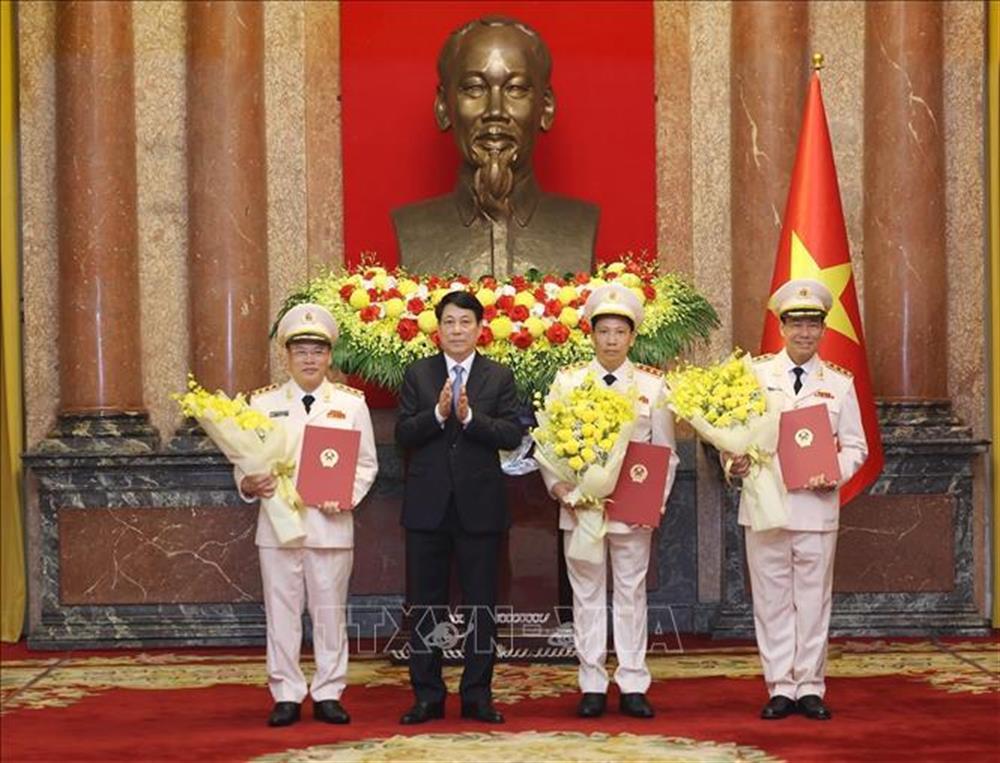 President Luong Cuong hands over promotion decisions to Deputy Minister Le Tan Toi, Deputy Minister Le Van Tuyen, Deputy Minister Nguyen Van Long.