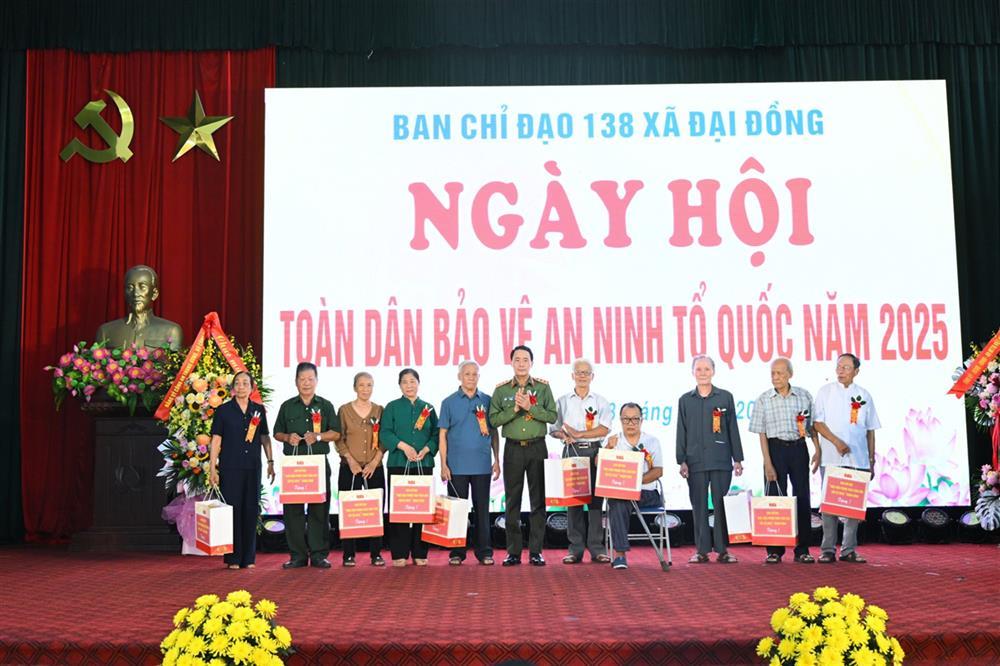 Deputy Minister Le Quoc Hung presents gifts to policy beneficiaries.