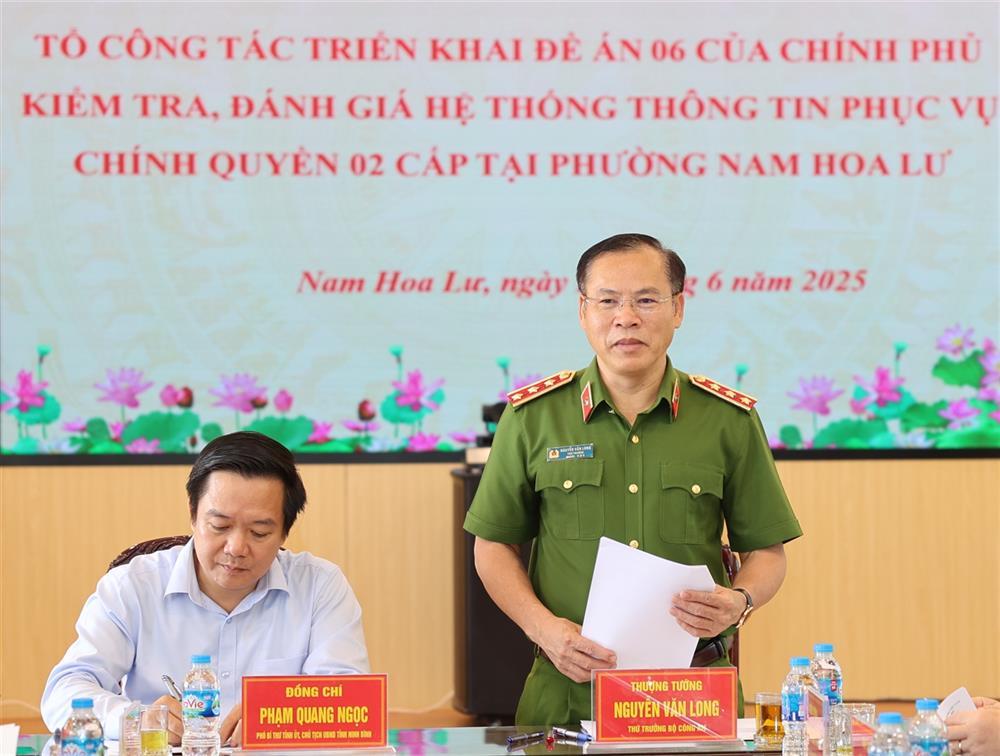Deputy Minister Nguyen Van Long addresses the working session.