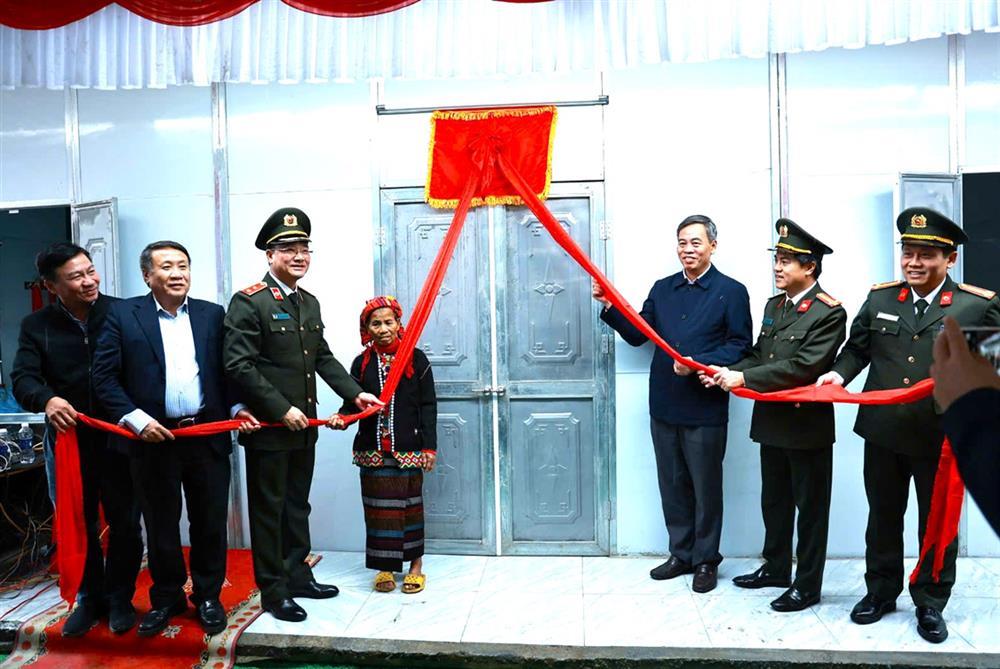 Deputy Minister Pham The Tung, Quang Tri province’s leaders inaugurate “Homes of Compassion.”