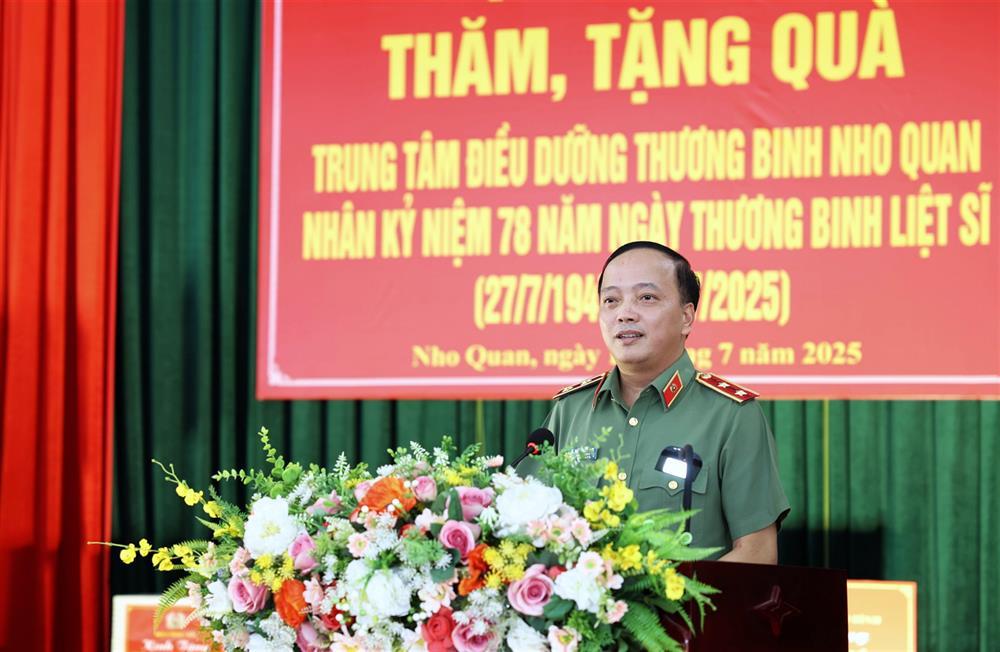 Deputy Minister Dang Hong Duc speaks at the program.