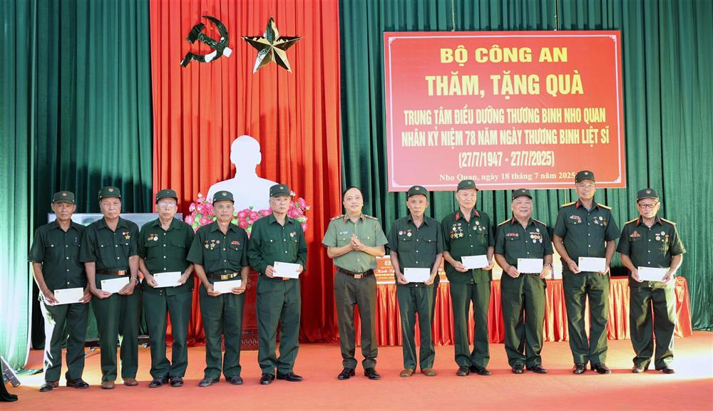 Deputy Minister Dang Hong Duc presents gifts to wounded and sick veterans