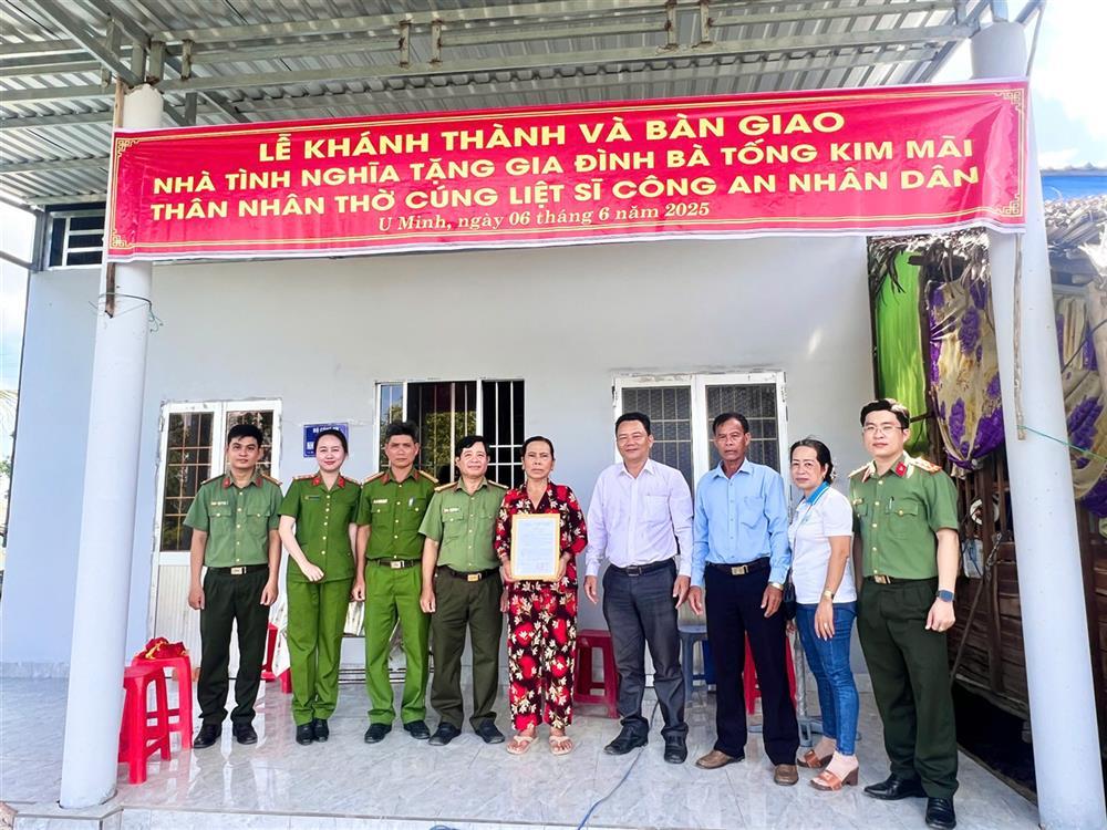 Delegates hand over home of compassion to Ms. Tong Kim Mai.