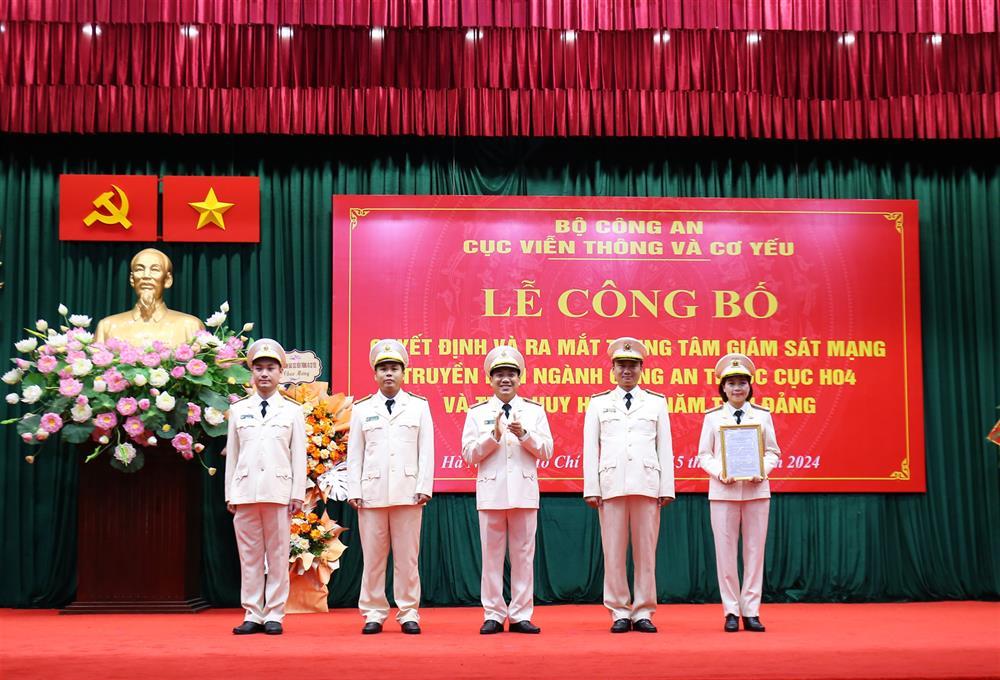 Major General Le Khac Thuyet hands over Minister’s decision on the center’s establishment to its leaders.