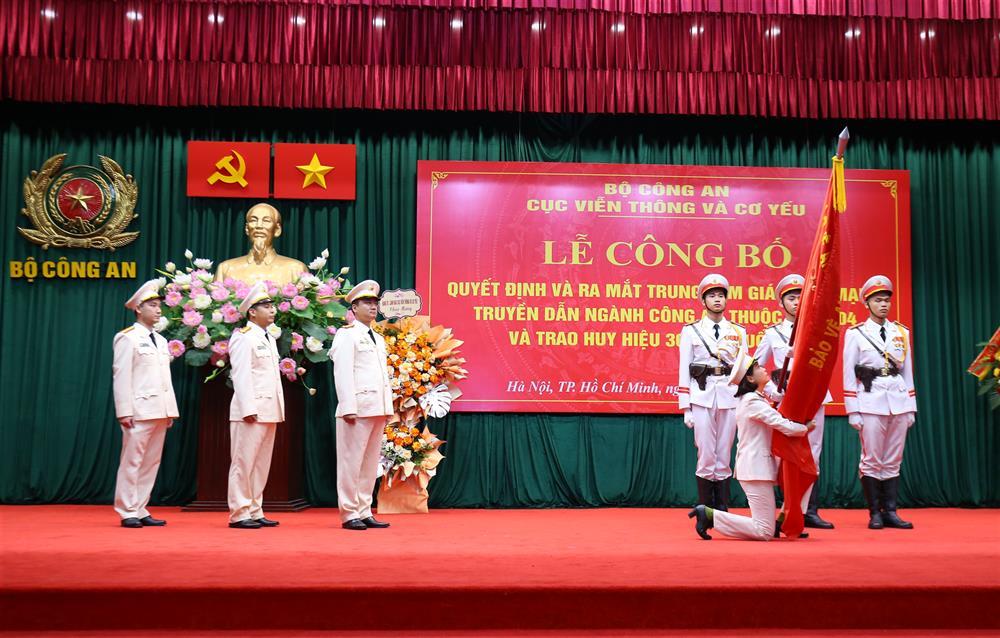 Director of Center for Transmission Network Monitoring in the Public Security Forces Colonel Le Hai Yen takes the oath.